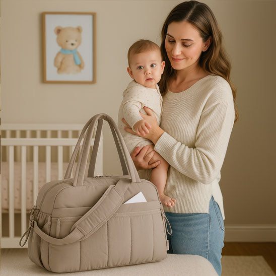 maman et son fils avec son sac à langer