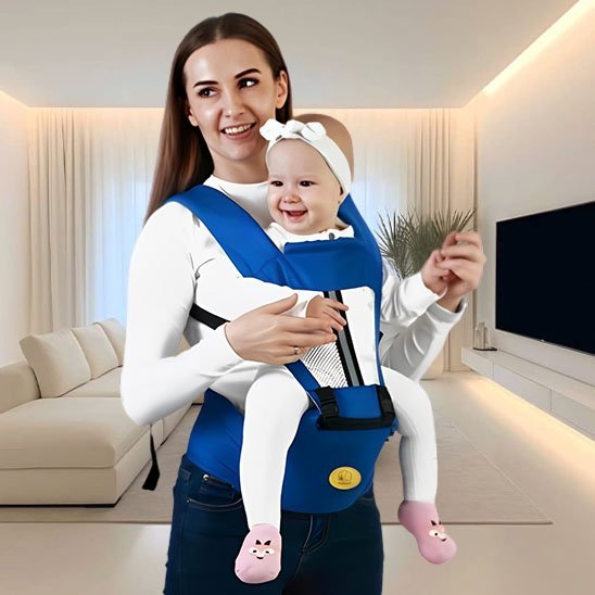 bébé sur la poitrine de maman dans son porte bébé