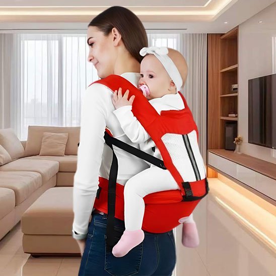 bébé au dos de maman dans son porte bébé