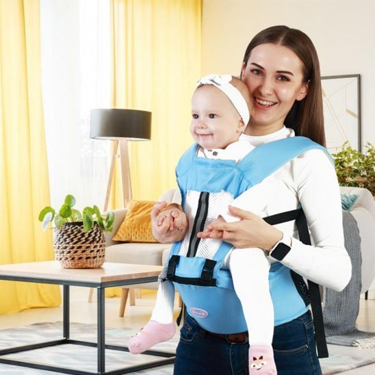 maman souriante avec bébé dans son porte bébé