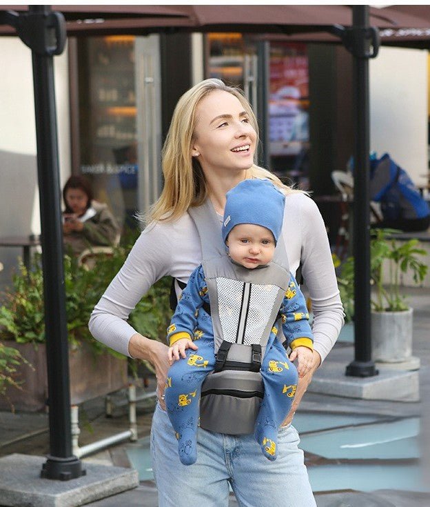bébé dans son porte bébé gris devant maman