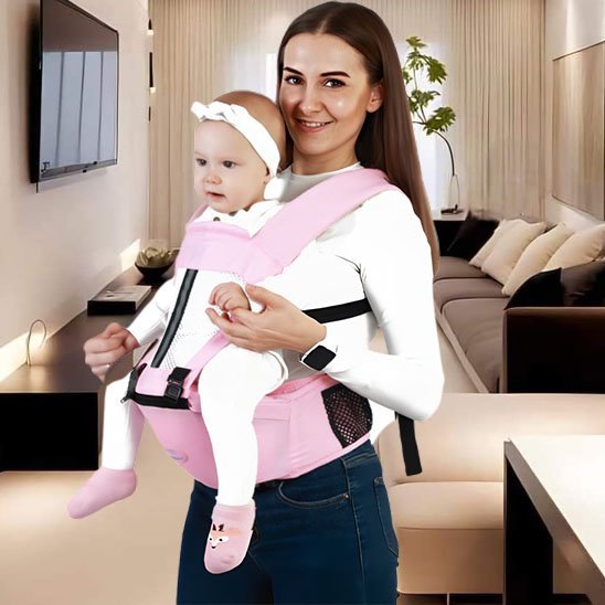 bébé dans son porte bébé rose