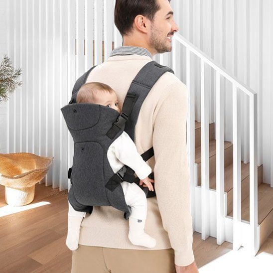 bébé sur le dos de papa dans son porte bébé