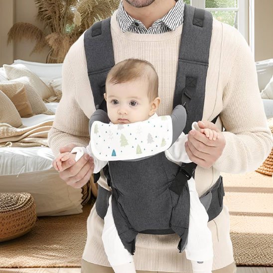 bébé dans son porte bébé gris noir