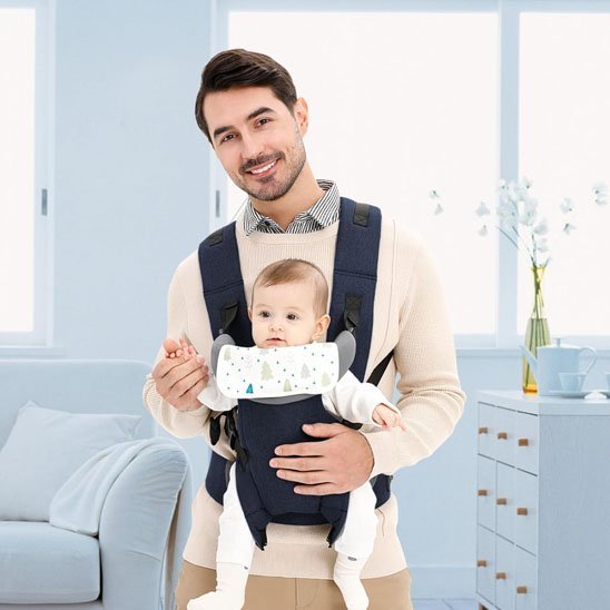 bébé dans son porte bébé sur la poitrine de papa
