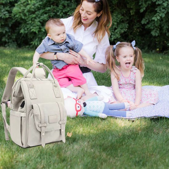 maman ses enfants et son sac à dos à langer
