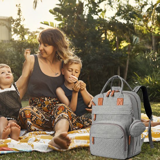 maman ses enfants et sac à dos à langer
