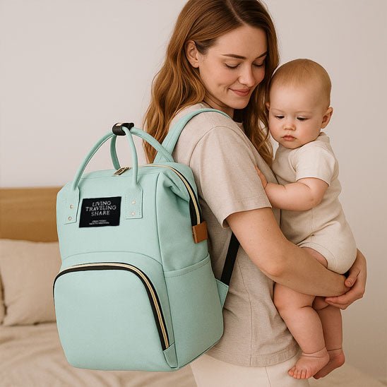 bébé dans le bras de maman et sac a langer vert