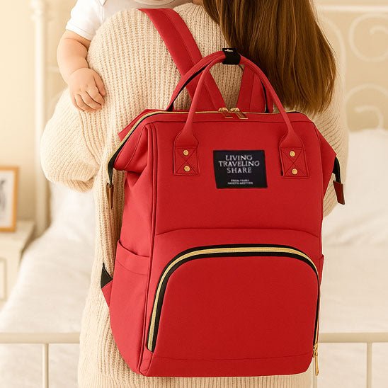 maman et son sac a langer rouge