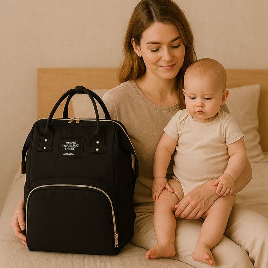 bébé sur les jambes de maman et sac a langer