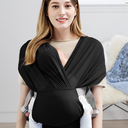 Ambiance cosy avec bébé dans une écharpe noire bien ajustée