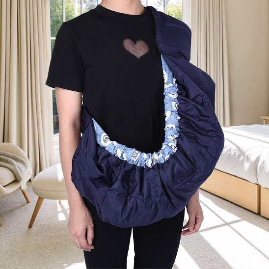 Chambre douce avec accessoire porté en tissu bleu à motifs discrets