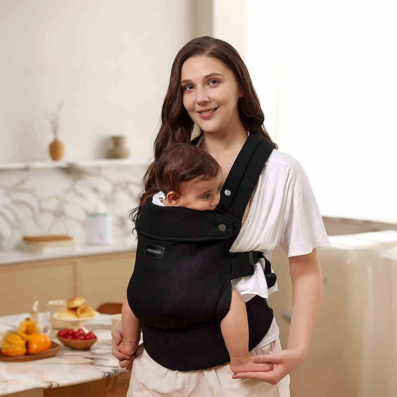 Cuisine moderne avec bébé porté et fruits rouges en décor