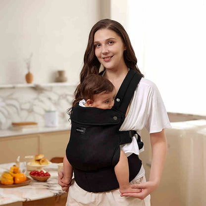 Cuisine moderne avec bébé porté et fruits rouges en décor
