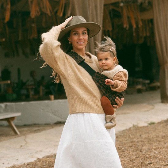 Décor rustique avec enfant blotti contre sa mère aux tons naturels