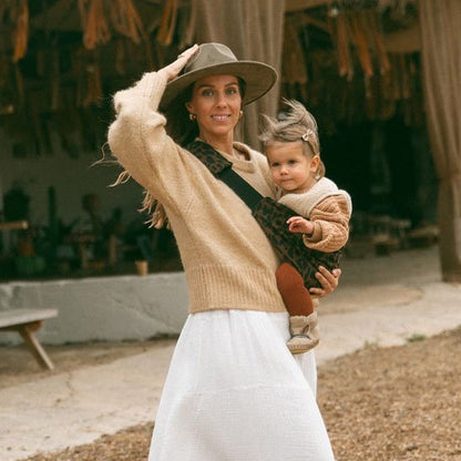 Décor rustique avec enfant blotti contre sa mère aux tons naturels