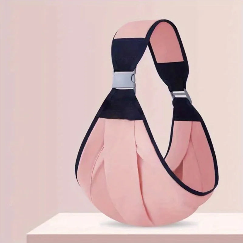 Design original avec sac rose banane à texture plissée et fermoir contrasté