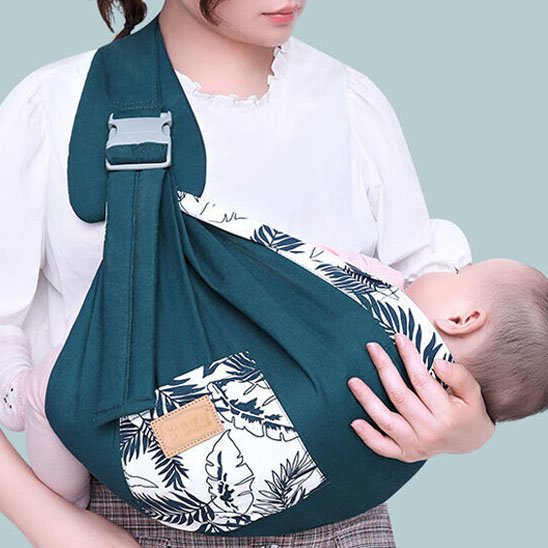 Étreinte douce avec bébé niché dans un tissu feuillu vert