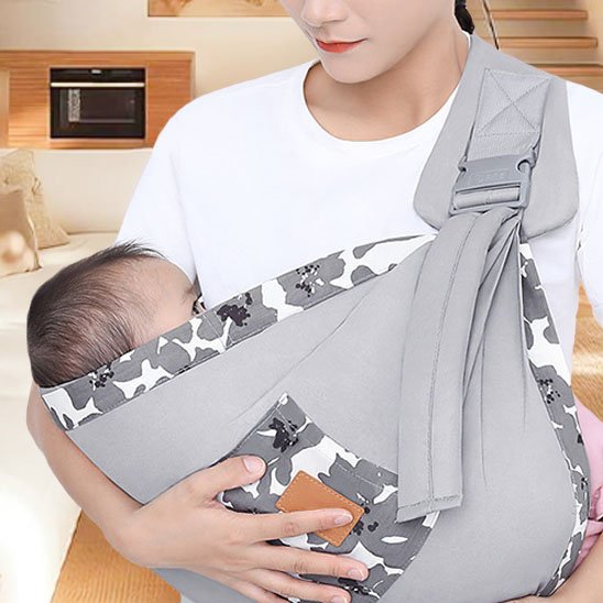 Instant paisible avec bébé endormi dans une écharpe feuillagée et ajustable ajustable