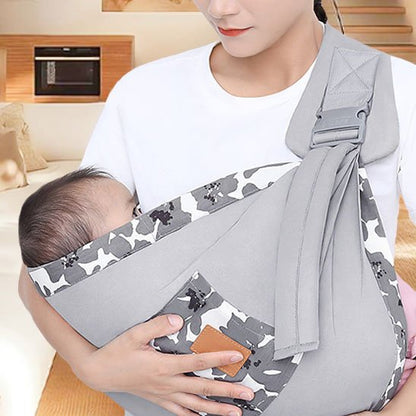 Instant paisible avec bébé endormi dans une écharpe feuillagée et ajustable ajustable