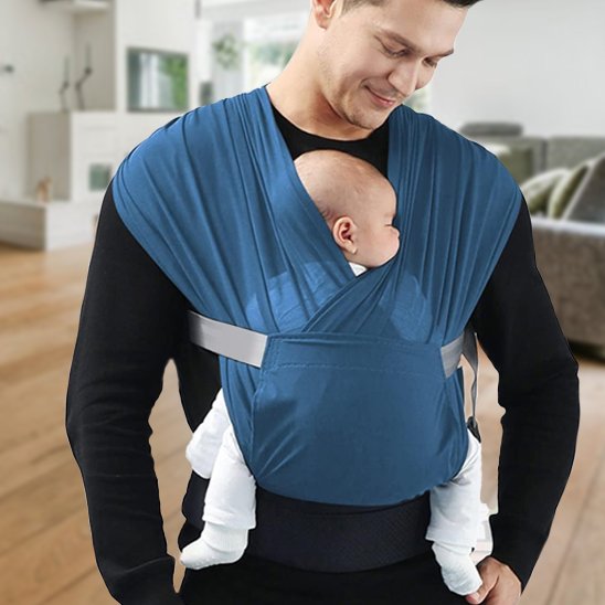 Intérieur chaleureux avec bébé reposant contre le torse du parent