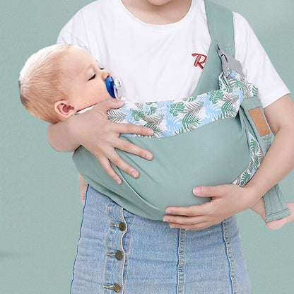 Moment complice avec bébé bercé dans une écharpe sécurisée