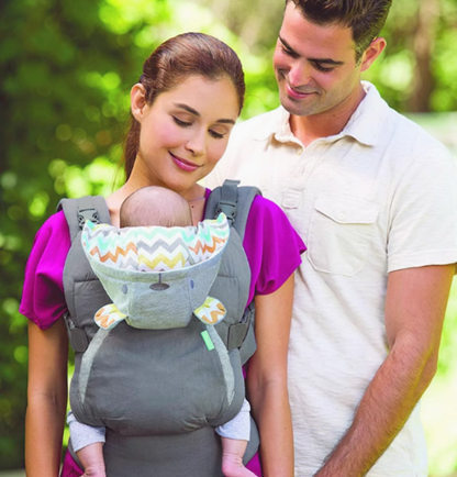 Motif animalier coloré sur tissu porté en promenade extérieure verdoyante