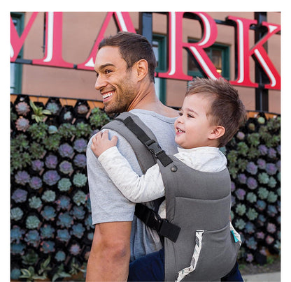 Mur végétal et sourire complice entre adulte et enfant porté