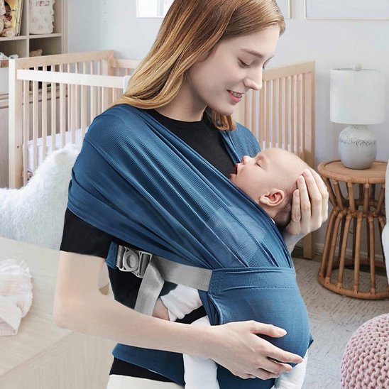 Nurserie douce avec bébé paisiblement blotti contre sa maman