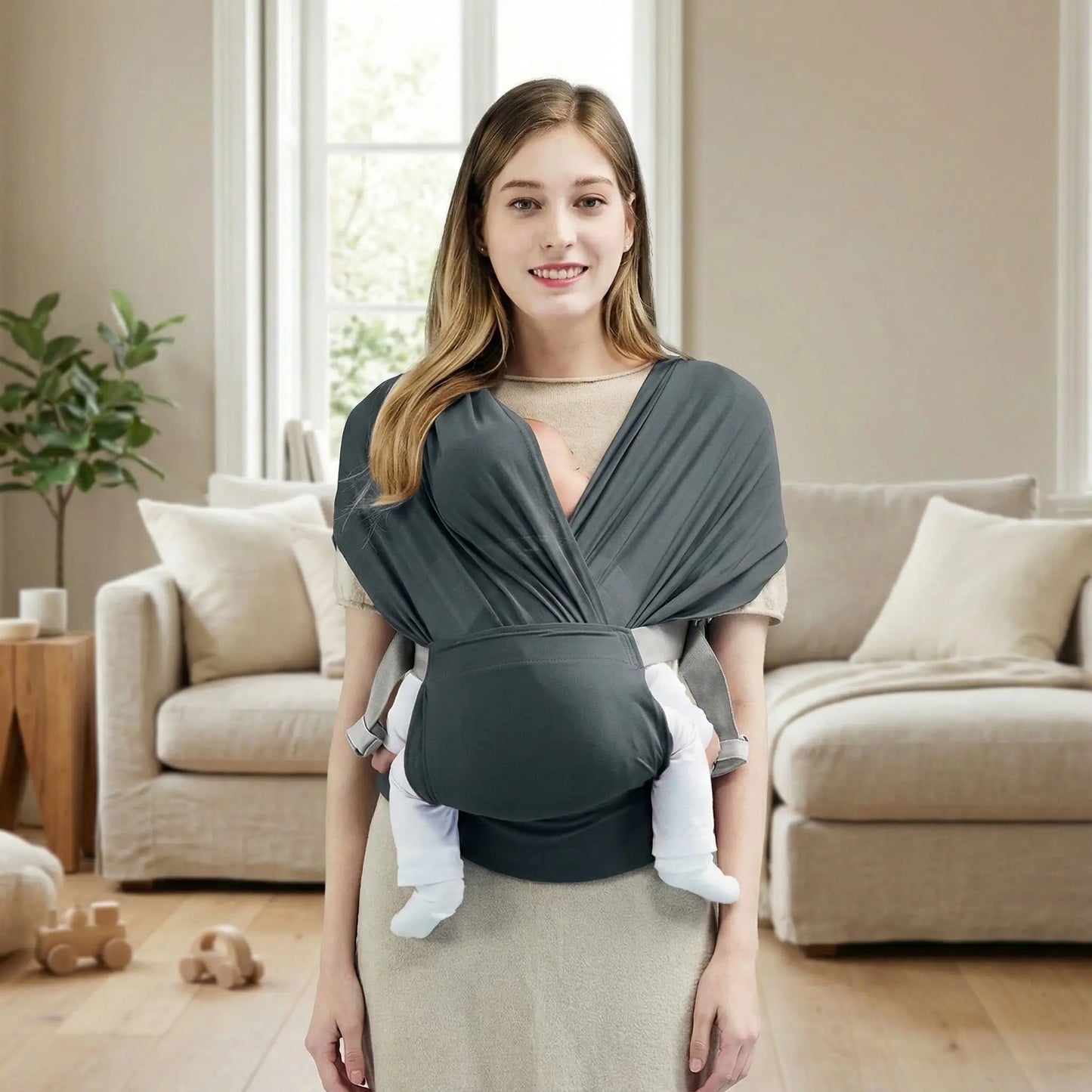 Salon familial avec bébé bien soutenu dans un porte bébé ergonomique