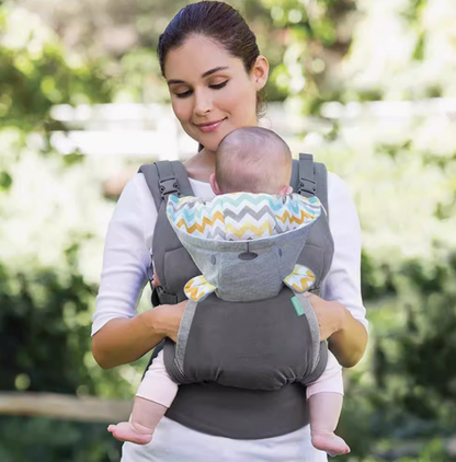Vue extérieure verdoyante avec bébé porté en tissu gris motif zigzag