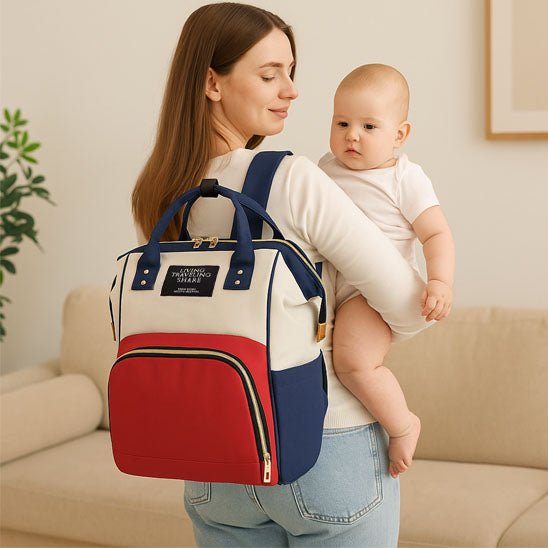 bébé dans le bras de maman et son sac a langer canapé beige
