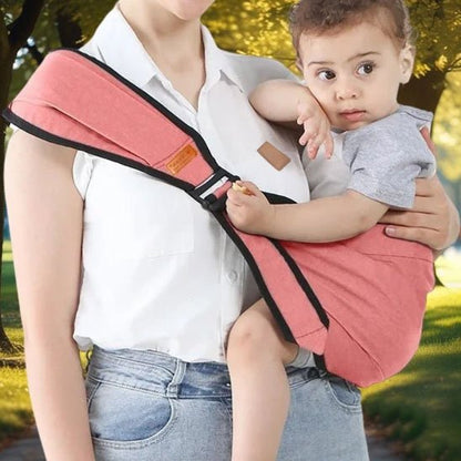 bébé dans son porte bébé rose