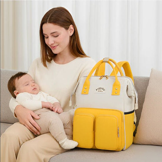 bébé endormi sur maman et sac à dos à langer jaune