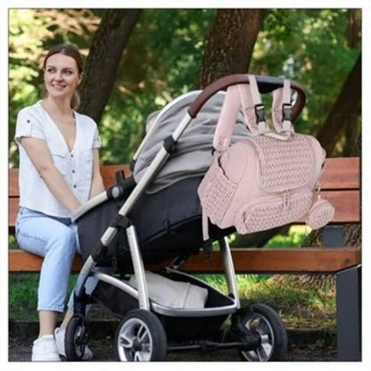 bébé et maman dans les bois et sac a langer banc bois rouge