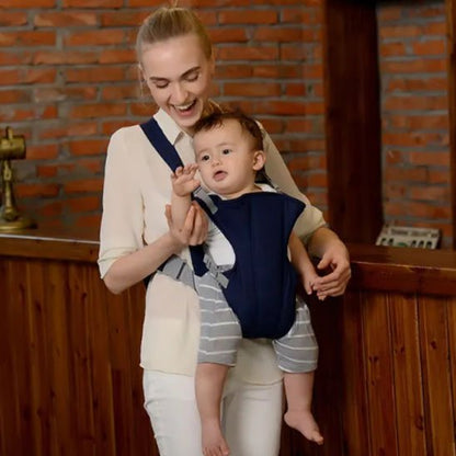 bébé lève son bras dans son porte bébé