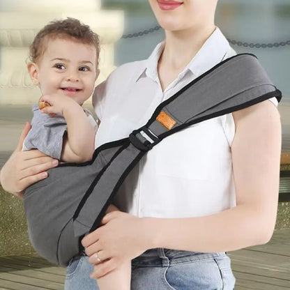bébé souris dans son porte bébé