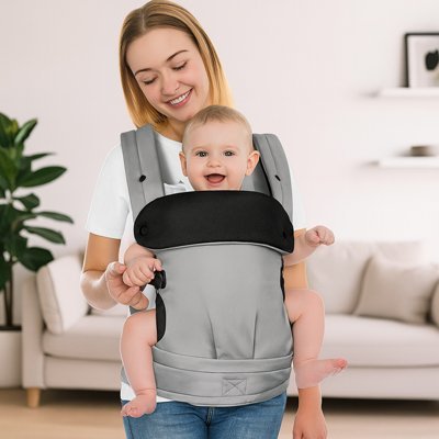 maman et bébé dans son Porte bébé physiologique gris