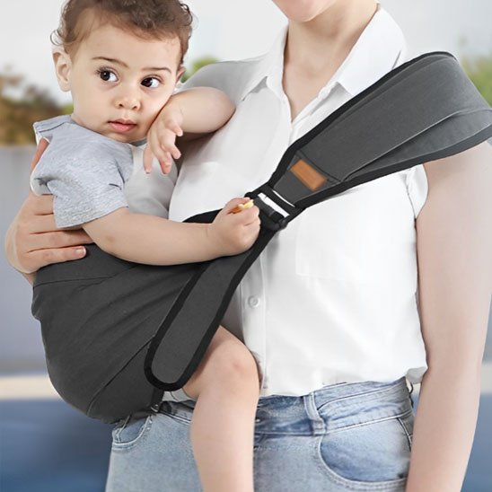 maman et bébé dans son porte bébé noir