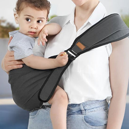 maman et bébé dans son porte bébé noir