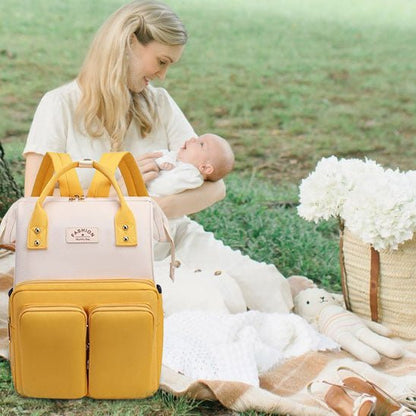 maman et bébé en piquenique et sac à dos à langer confort jaune