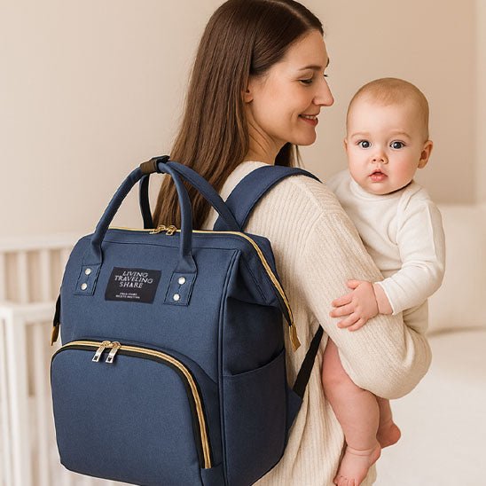 maman et bébé et sac a langer élégant bleu