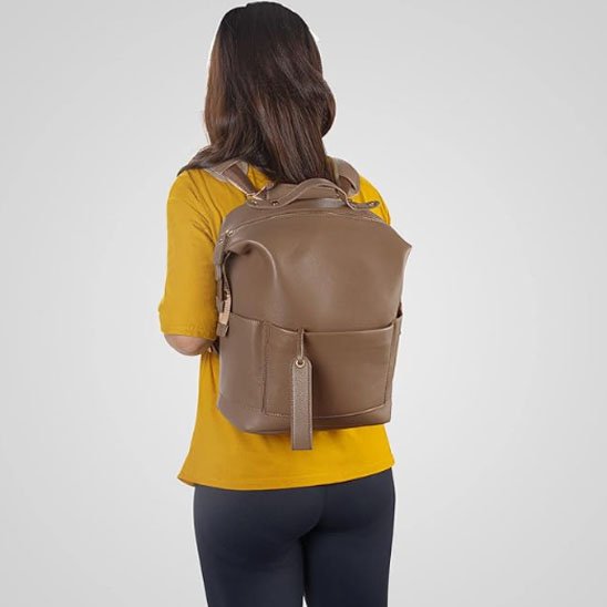 maman et son sac à dos à langer pantalon noir haut jaune