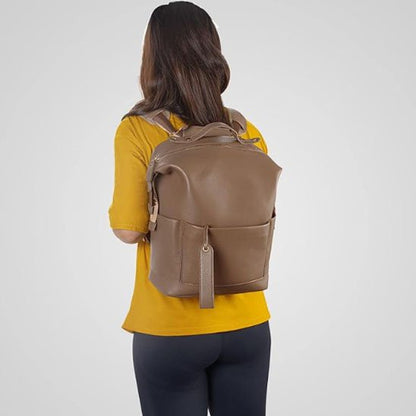 maman et son sac à dos à langer pantalon noir haut jaune
