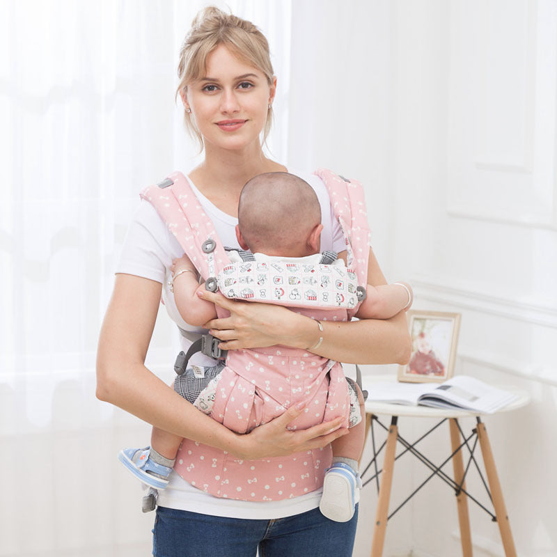 maman portant bébé porte bebe intérieur lumière douce chambre calme