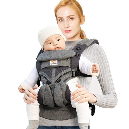 maman portant bébé porte bebe intérieur vêtements clairs chapeau blanc