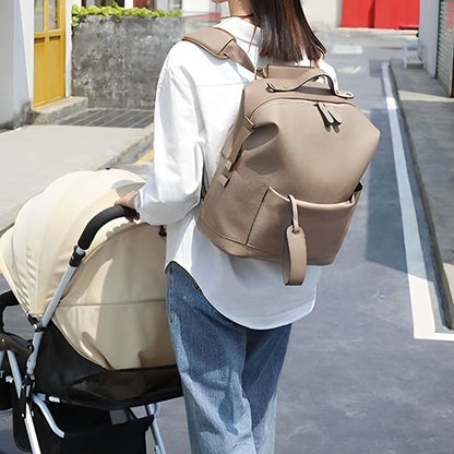 maman son sac à dos à langer avec sa poussette porte jaune or