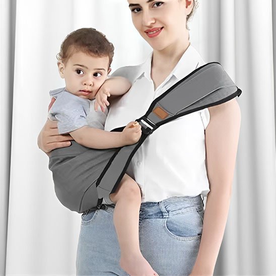 maman souriante avec bébé dans son porte bébé gris