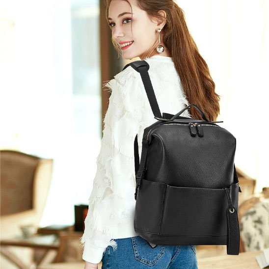 maman souriante et son sac à dos à langer noir cheveux roux