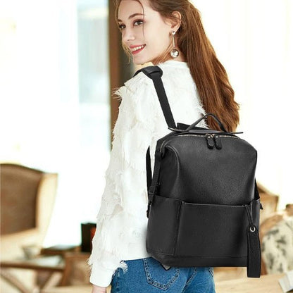 maman souriante et son sac à dos à langer noir cheveux roux